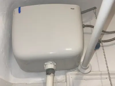 Cisterna de tanc alt Barcelona Cisterna de tanc alt instal·lada a la paret