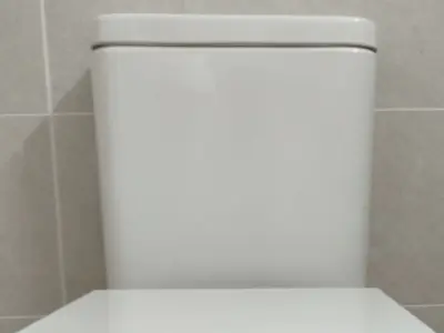 Cisterna tipus motxilla Barcelona Cisterna de WC tipus motxilla instal·lada al bany